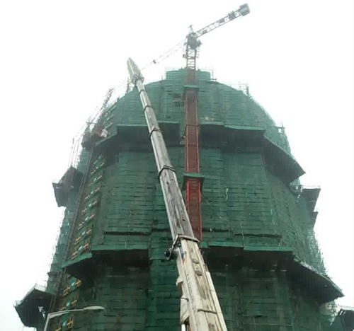 和林格尔吊车在工地上作业